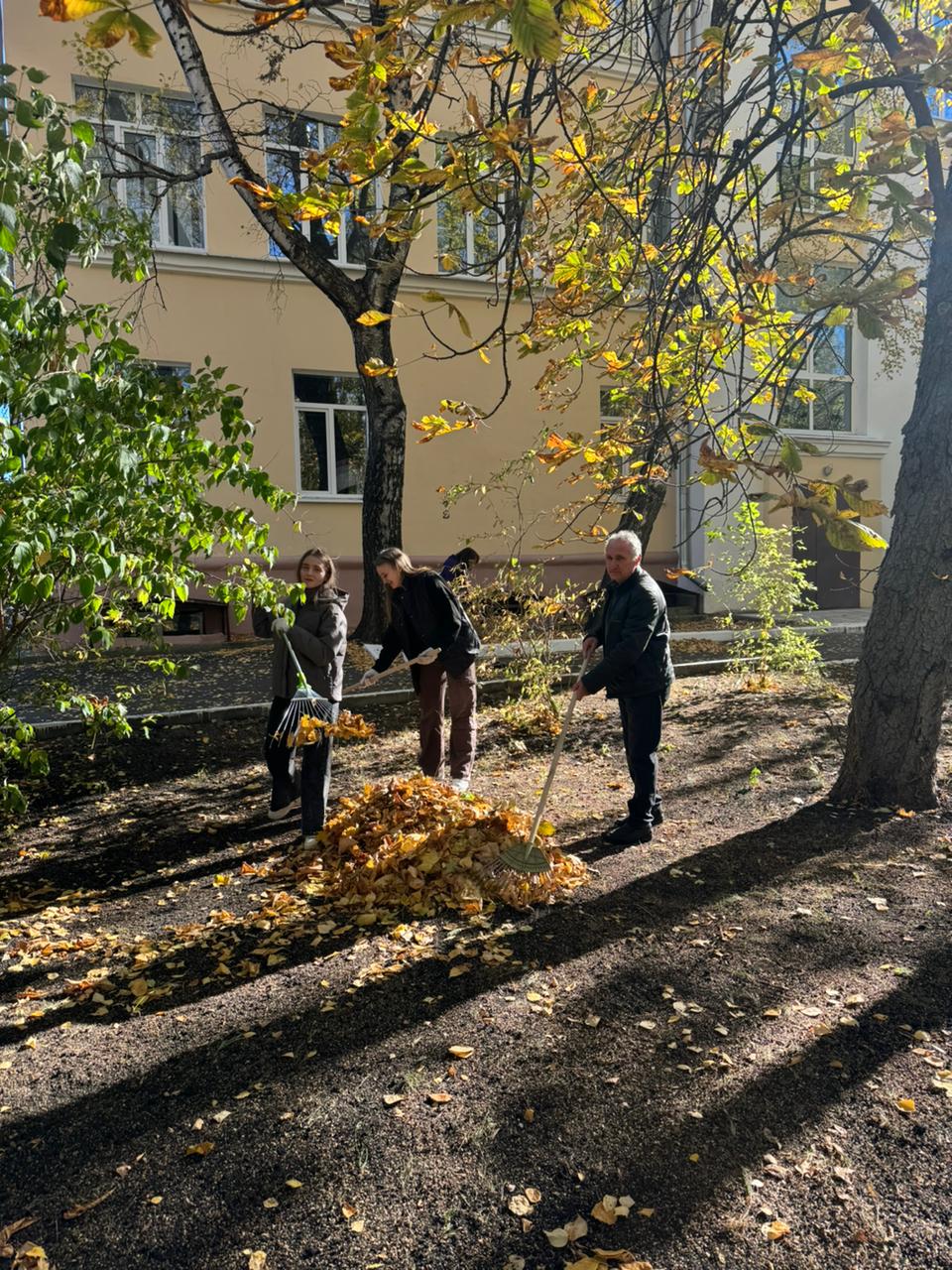 Группа 23ФПИ1 на уборке территории